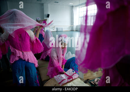 (141117) -- YINCHUAN, nov. 17, 2014 (Xinhua) -- Foto scattata il 31 ott. 2014 mostra le ragazze la preparazione per una prova di ballo tradizionale di Hui gruppo etnico in una classe Ningxia Arts School, a Yinchuan, capitale del nord-ovest della Cina di Ningxia Hui Regione autonoma. Le ragazze che sono stati addestrati in ballo tradizionale per un periodo di cinque anni, stanno facendo ogni sforzo per la imminente la graduazione delle prestazioni. Il corso di questa danza tradizionale, che è anche il solo a livello nazionale, è stato avviato da Ningxia Arts School oltre tre decenni fa. Come presto come negli anni cinquanta, una generazione più anziana di Hu Foto Stock