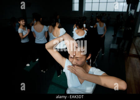 (141117) -- YINCHUAN, nov. 17, 2014 (Xinhua) -- Foto scattata il 31 ott. 2014 mostra le ragazze la pratica di una danza tradizionale di Hui gruppo etnico in una classe Ningxia Arts School, a Yinchuan, capitale del nord-ovest della Cina di Ningxia Hui Regione autonoma. Le ragazze che sono stati addestrati in ballo tradizionale per un periodo di cinque anni, stanno facendo ogni sforzo per la imminente la graduazione delle prestazioni. Il corso di questa danza tradizionale, che è anche il solo a livello nazionale, è stato avviato da Ningxia Arts School oltre tre decenni fa. Come presto come negli anni cinquanta, una generazione più anziana di Hui ballerini in Ningxia Foto Stock