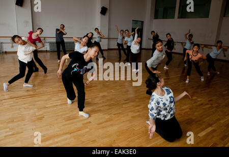 (141117) -- YINCHUAN, nov. 17, 2014 (Xinhua) -- Fotografia scattata a ott. 29, 2014 mostra le ragazze la pratica di una danza tradizionale di Hui gruppo etnico in una classe Ningxia Arts School, a Yinchuan, capitale del nord-ovest della Cina di Ningxia Hui Regione autonoma. Le ragazze che sono stati addestrati in ballo tradizionale per un periodo di cinque anni, stanno facendo ogni sforzo per la imminente la graduazione delle prestazioni. Il corso di questa danza tradizionale, che è anche il solo a livello nazionale, è stato avviato da Ningxia Arts School oltre tre decenni fa. Come presto come negli anni cinquanta, una generazione più anziana di Hui ballerini in Ningxia Foto Stock