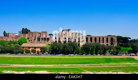 Rovine del Circo Massimo e la Domus Augustana sul Colle Palatino in Roma, Italia Foto Stock