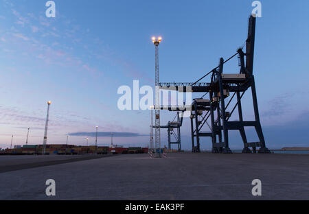 Cargo cranes di notte Foto Stock