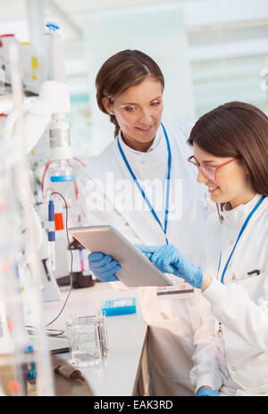 Gli scienziati utilizzano digitale compressa in laboratorio Foto Stock