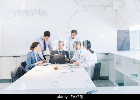 Scienziati e uomini di affari che parlano in sala conferenze Foto Stock