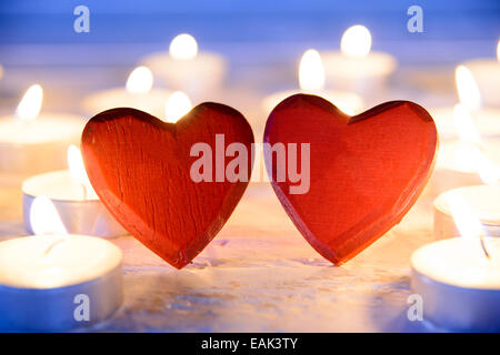 Piccolo rosso cuori di legno e candele Foto Stock