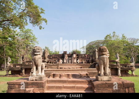 I Lions a guardia del naga ponte di Prasat Hin Phimai tempio, Thailandia Foto Stock