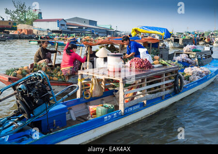 Persone con produrre in barca 'Cai Rang' mercato galleggiante Delta del Mekong 'Ha Giang provincia " Vietnam Foto Stock