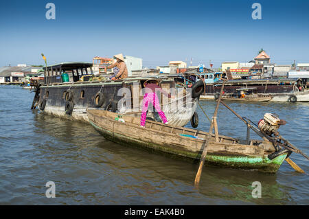 Persone con produrre in barca 'Cai Rang' mercato galleggiante Delta del Mekong 'Ha Giang provincia " Vietnam Foto Stock