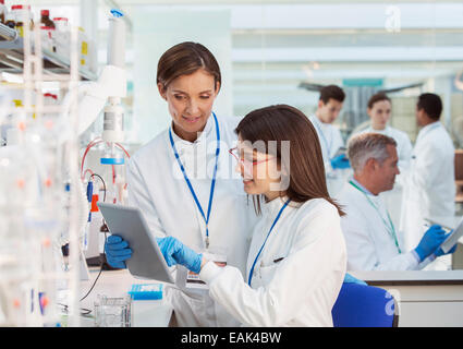 Gli scienziati utilizzano digitale compressa in laboratorio Foto Stock