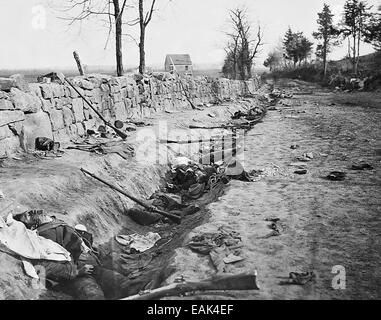 Battaglia di CHANCELLORSVILLE Maggio 1863. Morto confederato dietro il muro di pietra a Mayre di altezze, Fredericksburg. Foto Andrew Russell Foto Stock