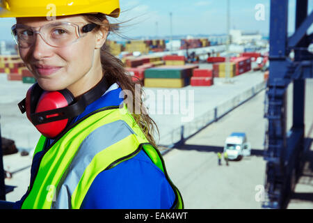 Lavoratore sorridenti vicino ai contenitori di carico Foto Stock