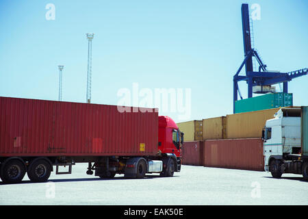 Camion che trasportano container Foto Stock