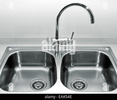 Una doppia ciotola lavandino in acciaio inox in stile moderno, rubinetto  d'acqua in acciaio cromato in cucina, consumo d'acqua Foto stock - Alamy