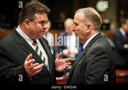 Il lituano Ministro degli Esteri Linas Linkevicius Antanas (L) e Grzegorz Schetyna, ministro degli affari esteri polacco durante l Unione Consiglio Affari Esteri incontro presso la Comunità europea headquaerters a Bruxelles in Belgio su 17.11.2014 i ministri degli Esteri della Ue si sono riuniti per mettere a fuoco il latestatest developements in Ucraina da Wiktor Dabkowski Foto Stock