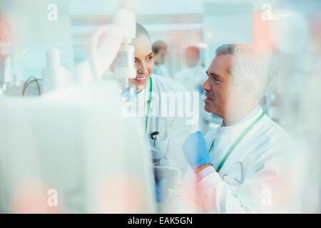 Gli scienziati che lavorano in laboratorio Foto Stock