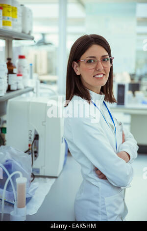 Scienziato sorridente in laboratorio Foto Stock