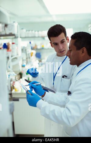 Gli scienziati a prendere appunti in laboratorio Foto Stock