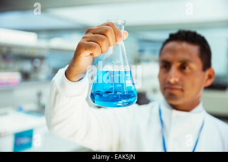 Scienziato esaminando il campione nel becher in laboratorio Foto Stock