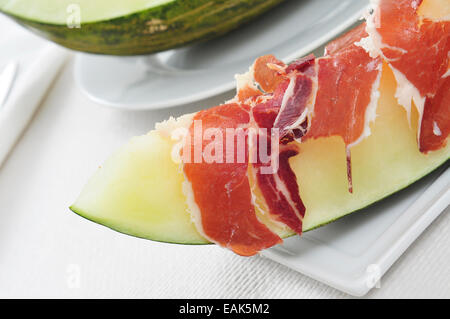 Melone spagnolo con prosciutto e melone con prosciutto Serrano, un piatto tipico in Spagna Foto Stock