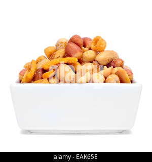 Una ciotola con dadi misti, come tostati e salati arachidi, mandorle o ceci su sfondo bianco Foto Stock