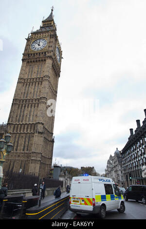 Il Parlamento bomba spaventare, Londra, Regno Unito. 17 Novembre, 2014. Parti di questo Parlamento e di Portcullis House a Whitehall oggi sono state evacuate a causa di bomba spaventare, dopo un pacco sospetto è stato trovato a Londra, UK Credit: Jeff Gilbert/Alamy Live News Foto Stock