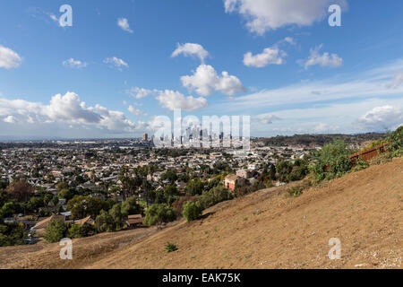 Vista del centro cittadino di Los Angeles dal lato East Lincoln Heights hilltop. Foto Stock