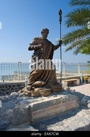 Statua di Pietro apostolo vicino alla riva di Cafarnao sul mare di Galilea Foto Stock