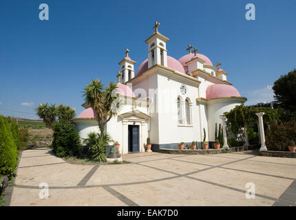 La chiesa dei Sette apostoli' proprio accanto a Cafarnao sulla costa del mare di Galilea Foto Stock