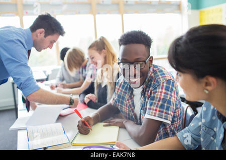 Insegnante con i suoi studenti in aula Foto Stock