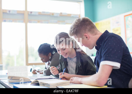 Gli studenti seduti in classe durante la lezione Foto Stock