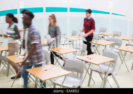 Gli studenti fuori corso di lezioni in aula dopo la lezione Foto Stock