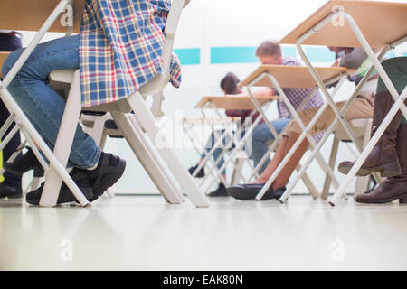 Gli studenti scrivono loro GCSE esame in aula Foto Stock