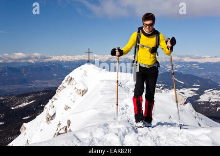 Inverno escursionista sulla cresta del vertice del passo degli Oclini, che si affaccia sulla vetta del Monte Corno, Alto Adige Provincia Foto Stock