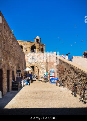 Le mura della città, Bani Antar, con venditori ambulanti nel centro storico di Essaouira, Sito Patrimonio Mondiale dell'Unesco, Marocco, Africa del Nord Foto Stock