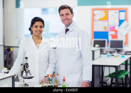 Ritratto di due insegnanti sorridente nel laboratorio di chimica Foto Stock