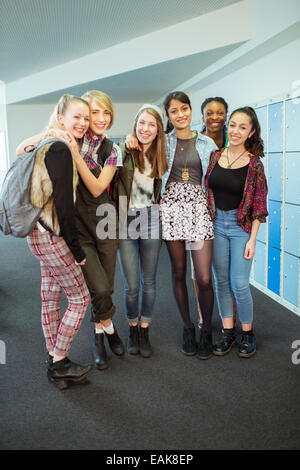 Ritratto di gruppo di allegro studentesse in piedi in spogliatoio Foto Stock