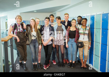 Gruppo di studenti che pongono in corridoio Foto Stock