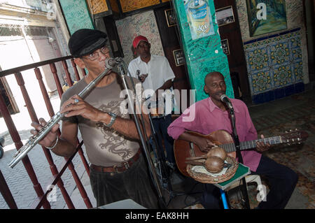 I musicisti in un bar di l'Avana Vecchia Havana, La Habanna, Cuba Foto Stock