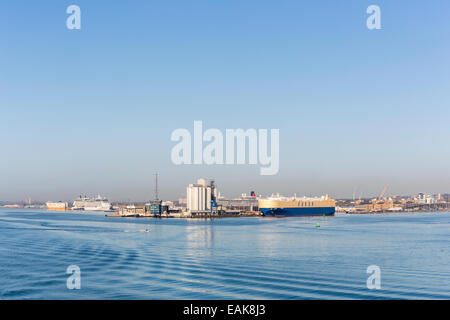 Vista panoramica di Southampton Docks nel Solent, Hampshire, Regno Unito, con enorme "Eukor' auto vettore "Asian maesta' ormeggiato Foto Stock