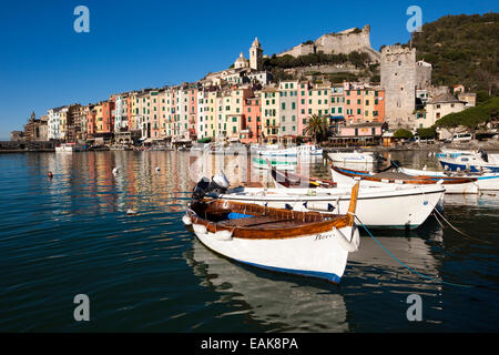 Barche da pesca nel porto di fronte al centro storico di Porto Venere, patrimonio mondiale Unesco Foto Stock
