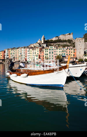 Barche da pesca nel porto di fronte al centro storico di Porto Venere, patrimonio mondiale Unesco Foto Stock