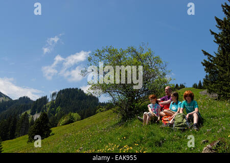Gli escursionisti, padre, 45, figlie, 11, figlio, 13, appoggiata sul Kappeler Alp, Nesselwang, Svevia, Baviera, Germania Foto Stock