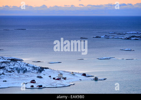 Fiordo con le isole durante le ore di colore blu, Sommeroya, Tromsø, ‪Troms, Norvegia settentrionale, Norvegia Foto Stock