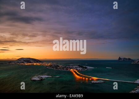 Fiordo con un ponte illuminato in inverno al tramonto, Sommeroya, Tromsø, ‪Troms, Norvegia settentrionale, Norvegia Foto Stock