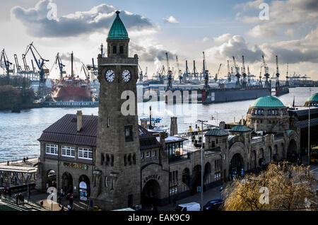 Livello Acqua torre di St Pauli Ponti di Sbarco nella parte anteriore della Blohm + Voss cantiere con gru, Hamburg-Mitte, Amburgo Foto Stock