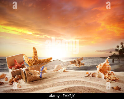 Concetto di estate con spiaggia sabbiosa, conchiglie e stelle marine. Foto Stock