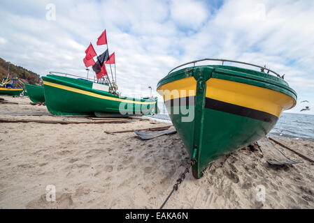 La pesca in barca sul Mar Baltico spiaggia nel quartiere Orlowo nella città di Gdynia, Polonia Foto Stock