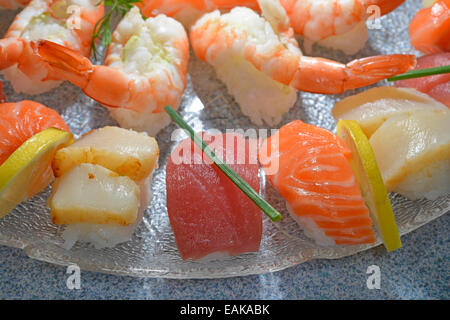 Il nigiri sushi con salmone, tonno, capesante e scampi Foto Stock