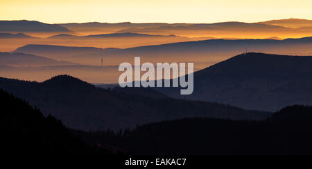 Montagne nella luce della sera, vista dal monte Feldberg per la Valle del Reno, inversione atmosferica, Foresta Nera Foto Stock