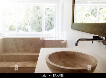 Moderno bagno interno con lavandino in pietra e vasca da bagno Foto Stock