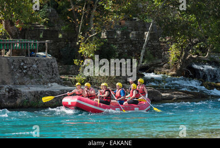 Rafting sul Köprüçay fiume di montagna, Köprülü Canyon National Park, sui monti Taurus, Provincia di Antalya, Turchia Foto Stock